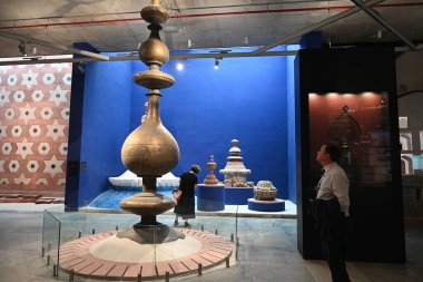 NEW DELHI, INDIA - 24 Temmuz 2024: Yabancı Turist ziyareti ve Look Humayun Dünya Mirasları Müzesi UNESCOs Dünya Mirası kültür festivalinin 46. oturumunu 24 Temmuz 2024 'te Yeni Delhi, Hindistan' da gerçekleştirdi.. 