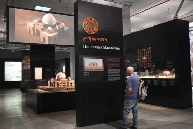 NEW DELHI, INDIA - 24 Temmuz 2024: Yabancı Turist ziyareti ve Look Humayun Dünya Mirasları Müzesi UNESCOs Dünya Mirası kültür festivalinin 46. oturumunu 24 Temmuz 2024 'te Yeni Delhi, Hindistan' da gerçekleştirdi.. 