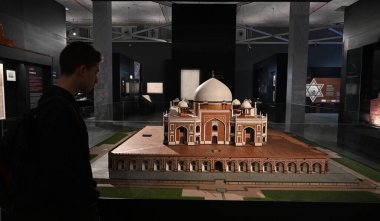 NEW DELHI, INDIA - 24 Temmuz 2024: Yabancı Turist ziyareti ve Look Humayun Dünya Mirasları Müzesi UNESCOs Dünya Mirası kültür festivalinin 46. oturumunu 24 Temmuz 2024 'te Yeni Delhi, Hindistan' da gerçekleştirdi.. 