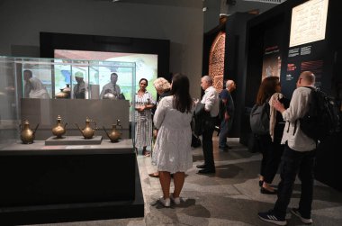 NEW DELHI, INDIA - 24 Temmuz 2024: Yabancı Turist ziyareti ve Look Humayun Dünya Mirasları Müzesi UNESCOs Dünya Mirası kültür festivalinin 46. oturumunu 24 Temmuz 2024 'te Yeni Delhi, Hindistan' da gerçekleştirdi.. 