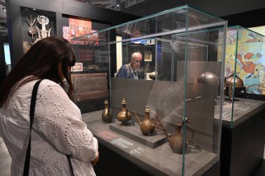 NEW DELHI, INDIA - 24 Temmuz 2024: Yabancı Turist ziyareti ve Look Humayun Dünya Mirasları Müzesi UNESCOs Dünya Mirası kültür festivalinin 46. oturumunu 24 Temmuz 2024 'te Yeni Delhi, Hindistan' da gerçekleştirdi.. 