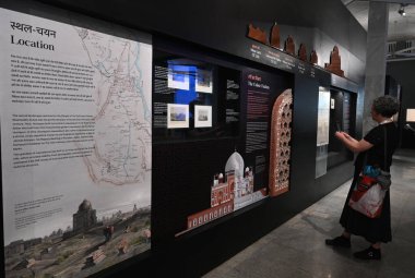 NEW DELHI, INDIA - 24 Temmuz 2024: Yabancı Turist ziyareti ve Look Humayun Dünya Mirasları Müzesi UNESCOs Dünya Mirası kültür festivalinin 46. oturumunu 24 Temmuz 2024 'te Yeni Delhi, Hindistan' da gerçekleştirdi.. 