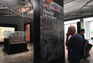 NEW DELHI, INDIA - 24 Temmuz 2024: Yabancı Turist ziyareti ve Look Humayun Dünya Mirasları Müzesi UNESCOs Dünya Mirası kültür festivalinin 46. oturumunu 24 Temmuz 2024 'te Yeni Delhi, Hindistan' da gerçekleştirdi.. 