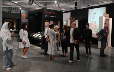 NEW DELHI, INDIA - 24 Temmuz 2024: Yabancı Turist ziyareti ve Look Humayun Dünya Mirasları Müzesi UNESCOs Dünya Mirası kültür festivalinin 46. oturumunu 24 Temmuz 2024 'te Yeni Delhi, Hindistan' da gerçekleştirdi.. 