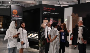 NEW DELHI, INDIA - 24 Temmuz 2024: Yabancı Turist ziyareti ve Look Humayun Dünya Mirasları Müzesi UNESCOs Dünya Mirası kültür festivalinin 46. oturumunu 24 Temmuz 2024 'te Yeni Delhi, Hindistan' da gerçekleştirdi.. 