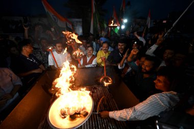 NEW DELHI, INDIA - 25 Temmuz 2024: BJP Ulusal Başkanı JP Nadda, 25 Temmuz 2024 tarihinde Hindistan 'ın başkenti Yeni Delhi' de bulunan Central Park Connaught Place 'deki Cesur Şehitleri onuruna, Kargil Vijay Diwas' ın arifesinde yapılan Mashal mitingine katıldı..