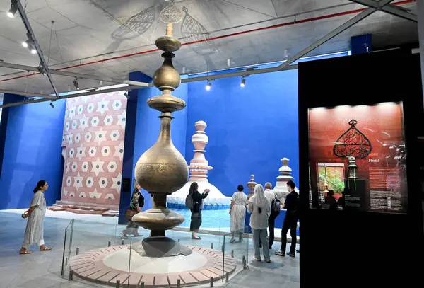 NEW DELHI, INDIA - 24 Temmuz 2024: Yabancı Turist ziyareti ve Look Humayun Dünya Mirasları Müzesi UNESCOs Dünya Mirası kültür festivalinin 46. oturumunu 24 Temmuz 2024 'te Yeni Delhi, Hindistan' da gerçekleştirdi.. 