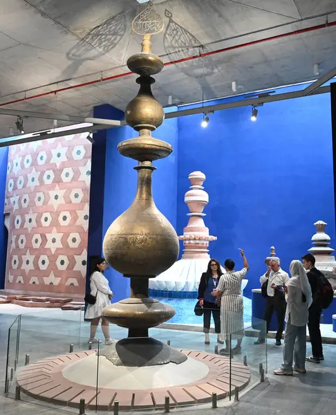 NEW DELHI, INDIA - 24 Temmuz 2024: Yabancı Turist ziyareti ve Look Humayun Dünya Mirasları Müzesi UNESCOs Dünya Mirası kültür festivalinin 46. oturumunu 24 Temmuz 2024 'te Yeni Delhi, Hindistan' da gerçekleştirdi.. 