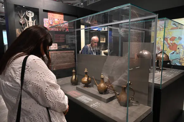 NEW DELHI, INDIA - 24 Temmuz 2024: Yabancı Turist ziyareti ve Look Humayun Dünya Mirasları Müzesi UNESCOs Dünya Mirası kültür festivalinin 46. oturumunu 24 Temmuz 2024 'te Yeni Delhi, Hindistan' da gerçekleştirdi.. 