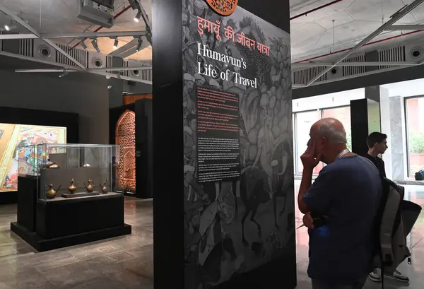 NEW DELHI, INDIA - 24 Temmuz 2024: Yabancı Turist ziyareti ve Look Humayun Dünya Mirasları Müzesi UNESCOs Dünya Mirası kültür festivalinin 46. oturumunu 24 Temmuz 2024 'te Yeni Delhi, Hindistan' da gerçekleştirdi.. 