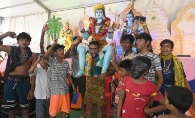 NEW DELHI, INDIA - 25 Temmuz 2024: Kanwariyas olarak bilinen Aakash Kumar fanatikleri Yeni Delhi, Hindistan 'da Shahdara' da Lord Shiva heykeli ve Ganga suyu taşırlar. Perşembe günleri, 25 Temmuz 2024. Kanwariyas kutsal nehirden kendi sularına su taşır. 