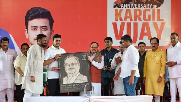 stock image NEW DELHI, INDIA - JULY 25, 2024: BJP President J P Nadda, BJP Delhi MPs , members of the BJYM and common public observed a torch rally commemorating the 25th anniversary of the Kargil Vijay Divas on July 25, 2024 in New Delhi, India. 