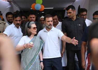NEW DELHI, INDIA - 25 Mayıs 2024 'te Yeni Delhi Seçmen Bölgesi' nde yapılan genel Lok Sabha seçimleri sırasında Rahul Gandhi ile birlikte Yeni Delhi, Hindistan 'da oy kullandıktan sonra Kongre liderleri Sonia Gandhi. Cinsin altıncı safhası için anket