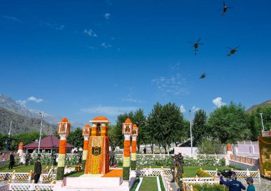 DRASS, INDIA - 26 Temmuz: Başbakan Narendra Modi, Vijay Diwas ya da 26 Temmuz 2024 'te Hindistan' ın Drass kentinde düzenlenen zafer günü kutlamaları sırasındaki Kargil savaş anıtında saygılarını sunuyor. Fotoğraf: Waseem Andrabi / Hindustan Times)