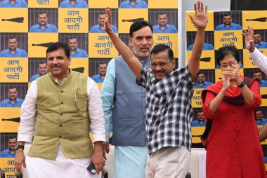 NEW DELHI, INDIA - 11 Mayıs - Delhi Genel Sekreteri Arvind Kejriwal, Punjab Cm Bhagwant Mann, AAP liderleri Sanjay Singh ve Gopal Rai ile birlikte, Yargıtay 'ın kendisine kara para aklamayla ilgili geçici kefalet vermesinden bir gün sonra, basın toplantısında