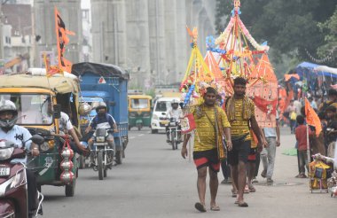 GHAZIABAD, INDIA - 26 Temmuz 2024 'te Ghaziabad, Hindistan' da Ghaziabad Delhi Meerut Yolu 'ndaki Nandgram' da Haridwar 'daki Ganga Nehri' nden toplanan kutsal suyu Kanwariyas taşıdı. Fotoğraf: Sakib Ali / Hindustan Times)