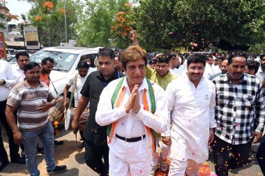 GURUGRAM, INDIA - 6 Mayıs 2024: Gurugram Lok Sabha seçmen adayı, Bollywood oyuncusu Raj Babbar, 6 Mayıs 2024 'te Hindistan' ın Gurugram kentinde, 32.