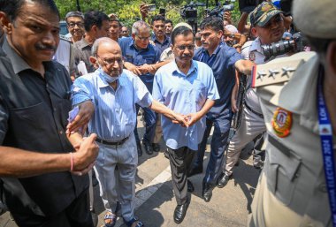 NEW DELHI, INDIA - 25 Mayıs: Arvind Kejriwal, Delhi başbakanı 25 Mayıs 2024 tarihinde Hindistan 'ın Yeni Delhi kentindeki Sivil Hatlar' daki bir sandık merkezinde Loksabha Seçim Anketleri sırasında aile üyeleriyle birlikte oy vermek için gelir. Altıncı P için anket