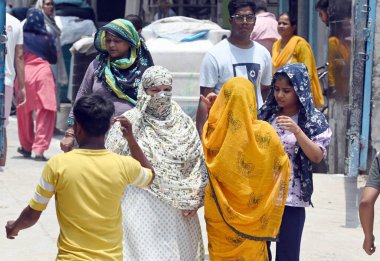 YENİ DELHI, INDIA - 25 Mayıs 2024 'te Sangam Vihar' da oy vermek için bir sandık kulübesinde görüldü. Genel seçimlerin altıncı safhası için yapılan anketler altı eyalette 58 seçmen bölgesinde sonuçlandı ve 