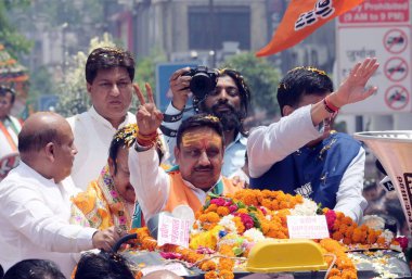 NEW DELHI, INDIA - 3 Mayıs 2024 tarihinde Hindistan 'ın Yeni Delhi kentinde Birlik Ticaret Bakanı Piyush Goyal ve diğer liderlere adaylık belgelerini sunacağı bir yol gösterisinde Chandni Chowk, Praveen Khandelwal' dan BJP adayı. (Fotoğraf: