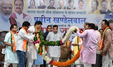 NEW DELHI, INDIA - 8 Mayıs 2024: Chandni Chowk Praveen Khandelwal ve BJP liderlerinden BJP adayı ile birlikte 8 Mayıs 2004 tarihinde Hindistan 'ın Yeni Delhi kentinde yapılan Shastri Nagar' da yapılan seçim kampanyası sırasında.