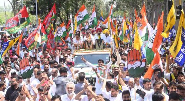 MOHALI, INDIA - 14 Mayıs - Hindistan İttifakı Chandigarh adayı Manish Tewari ile Chandigarh Kongre Başkanı HS Lucky, AAP Chandigarh Sorumlusu Sunny Singh Ahluwalia ve destekçileri 1 Mayıs 'ta 17.