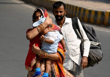 NOIDA, INDIA - 5 Mayıs 2024 Noida, Hindistan 'da sıcak bir yaz gününde 38. bölgede görüldü. (Fotoğraf: Sunil Ghosh / Hindustan Times ) 