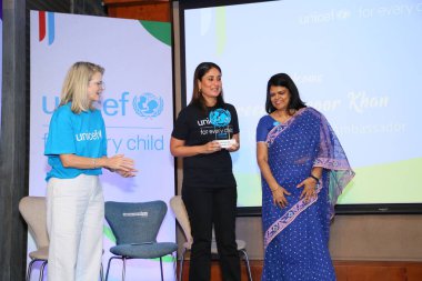 NEW DELHI, INDIA - 4 Mayıs 2024: Bollywood oyuncusu Kareena Kapoor Khan, 4 Mayıs 2024 tarihinde Hindistan 'ın Yeni Delhi kentinde UNICEF tarafından düzenlenen bir etkinlikte. UNICEF Hindistan Kareena Kapoor Khan 'ı Ulusal Büyükelçi olarak atadı.