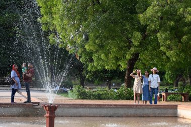 GURAM, INDIA - 18 Mayıs Eski Başbakan Yardımcısı Dushyant Chautala ve Jannayak Janta Partisi (JJP) Gurgaon Lok Sabha seçmen adayı, rapçi Rahul Yadav Fazilpuria, Akbar Chow yakınlarındaki Nuh 'da yapılacak Lok Sabha seçimleri sırasında