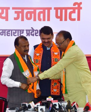 MUMBAI, INDIA - 7 Mayıs 2024: Shiv Sena 'dan Rajendra Gavit, Chandrashekhar Krishnarao Bawankule ile birlikte Maharashtra Milletvekili Devendra Fadnavis ile birlikte 7 Mayıs 2024 tarihinde Hindistan' ın başkenti Mumbai 'de BJP' ye katıldı..