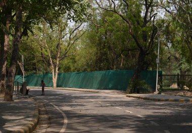 NEW DELHI, INDIA - 20 Mayıs 2024 'te Yeni Delhi, Hindistan' daki Zooloji Park 'ındaki sıcak hava dalgası nedeniyle hayvan çevresine yeşil çarşaflar yerleştirildi. Delhi bu yaz aşırı sıcaklarla boğuşurken, hayvanat bahçesi bekçileri rahatlamak için çeşitli adımlar atıyorlar.