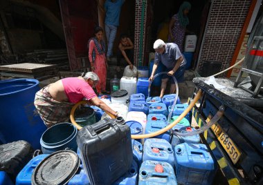 NEW DELHI, INDIA - 30 Mayıs 2024 'te Yeni Delhi, Hindistan' da, Anand Parbat 'taki su krizleri sırasında Delhi Jal Board Tanker' den su dolduran insanlar görüldü. Fotoğraf: Sanchit Khanna / Hindustan Times)
