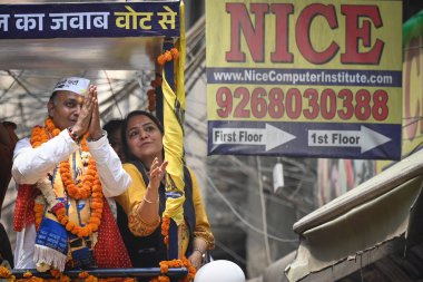 NEW DELHI, INDIA - 4 Mayıs: 4 Mayıs 'ta Patel Nagar' da yapılacak seçimlerden önce AAP lideri Shelly Oberoi ile birlikte görülen Loksabha Seçimleri için Yeni Delhi 'den Aday adayı Somnath Bharti,