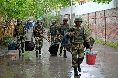 GURAM, INDIA - 18 Mayıs Eski Başbakan Yardımcısı Dushyant Chautala ve Jannayak Janta Partisi (JJP) Gurgaon Lok Sabha seçmen adayı, rapçi Rahul Yadav Fazilpuria, Akbar Chow yakınlarındaki Nuh 'da yapılacak Lok Sabha seçimleri sırasında
