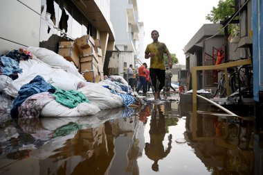 NOIDA, INDIA - 26 Mayıs 2024 'te Hindistan' ın Noida kentindeki 65. Sektördeki bir ihracat giysi fabrikasındaki yangını itfaiye ekibi söndürdü. İki saat süren aralıksız çabaların ardından altı kadar itfaiye aracı olay yerine koştu ve alevleri söndürdü..
