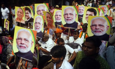 MUMBAI, INDIA - 18 Mayıs: Uttar Pradesh Genel Sekreteri Yogi Adityanath, Mahayuti Mumbai Kuzey Merkez Adayı Ujjwal Nikam 'ı desteklemek için 18 Mayıs 2024 tarihinde Hindistan' ın başkenti Kurla 'da yapılan bir halk toplantısında destekleyenler. Fotoğraf: Raju Shinde / Hindustan 