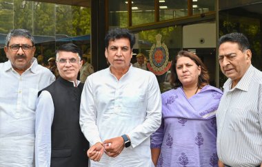NEW DELHI, INDIA - 6 Mayıs: Devendra Yadav liderliğindeki bir kongre heyeti, Delhi Pol 'de devam eden Lok Sabha seçimleri sırasında sosyal medyada dolaşan düzenlenmiş ve sahte video sorununu ele almak üzere Delhi Emniyet Müdürü ile bir araya geldi.