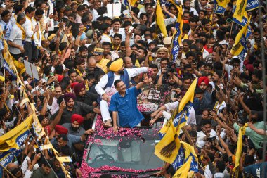 NEW DELHI, INDIA - 11 Mayıs 2024: Yeni Delhi, Hindistan 'da 11 Mayıs 2024 tarihinde Mehrauli bölgesinde yapılacak Loksabha Seçimleri için düzenlenen AAP Road Show Kampanyası sırasında halk dansçısı