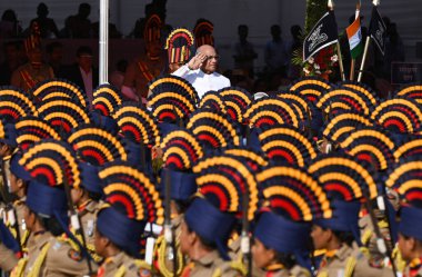 Maharashtra Valisi Ramesh Bais, 1 Mayıs 2024 'te Hindistan' ın başkenti Shivaji Park 'ta 65 devletin kuruluşunu (Maharashtra Günü) kutlamak için düzenlenen törende Ulusal Bayrak çekti. Fotoğraf: Raju Shinde / Hindustan 