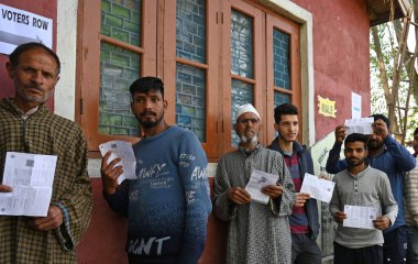 BANDIPORA, INDIA - 20 Mayıs 2024: İnsanlar 20 Mayıs 2024 tarihinde Hindistan 'ın Bandipora kentinde yapılan beşinci safha Lok Sabha seçimleri sırasında oy kullanmak için sırada bekliyor. 