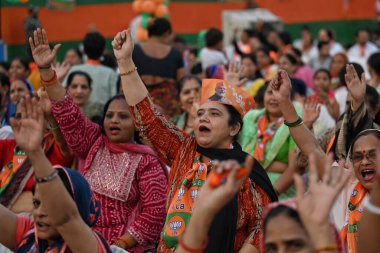 8 Mayıs 2004 'te Daya Basti' de yapılan seçim kampanyası için Chandni Chowk seçmenleri Jansabha 'dan BJP adayı Praveen Khandelwal sırasında kalabalık toplandı. Fotoğraf: Sanchit Khanna / Hindustan Times)