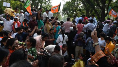 NEW DELHI, INDIA - 9 Mayıs 2024 'te Yeni Delhi' de Yeni Delhi yolunda Yeni Delhi Cilt Renkleri ile Vatandaşları Özelleştiren Kongreye Karşı DEMONSTRATION 'a Parti çalışanları ile birlikte slogan olarak bağıran BJP Parti çalışanları