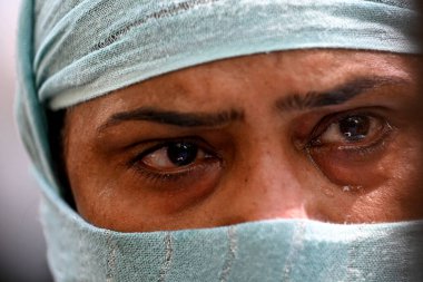 NEW DELHI, INDIA - 26 Mayıs 2024 'te Hindistan' ın Yeni Delhi kentinde Vivek Vihar çocuk hastanesinde çıkan yangında ölen yedi yeni doğan bebeğin ardından GTB Hastanesi morgundaki bir çocuğun aile üyeleri. En az yedi yeni doğmuş bebek öldürüldü.