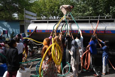 NEW DELHI, INDIA - 31 Mayıs 2024: Delhi Jal Board (DJB) su tankeri sakinleri ve çocukları, Vivekananda Kamp Chanakyapuri 'de yaz aylarında yaşanan bir su krizinin ortasında, 31 Mayıs 2024 tarihinde, Hindistan' ın Yeni Delhi kentinde. 
