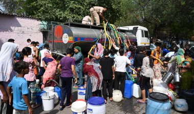 NEW DELHI, INDIA - 31 Mayıs 2024: Delhi Jal Board (DJB) su tankeri sakinleri ve çocukları, Vivekananda Kamp Chanakyapuri 'de yaz aylarında yaşanan bir su krizinin ortasında, 31 Mayıs 2024 tarihinde, Hindistan' ın Yeni Delhi kentinde.