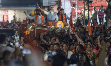MUMBAI, INDIA - 15 Mayıs 2024: Başbakan Narendra Modi ve Maharashtra Genel Sekreteri Eknath Shinde ve Başbakan Yardımcısı Devendra Fadnavis 15 Mayıs 2024 tarihinde Hindistan 'ın Mumbai kentinde düzenlenen bir yol gösterisinde.