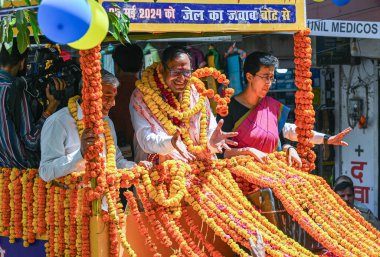 NEW DELHI, INDIA - APRIL 30 2024: Loksabha Seçimleri için Güney Delhi 'den AAP adayı, Sahiram Pehalwan ve Delhi bakanı ve AAP lideri Atishi Okhla' daki Seçimler için Adaylık Kağıtlarını doldurmadan önce Roadshow sırasında görüldüler