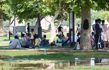 NEW DELHI, INDIA - 26 Mayıs 2024 'te Hindistan Kapısı' nda sıcak hava koşullarında Hindistan 'ı ziyaret edenler. Hindistan Meteoroloji Departmanı (IMD) Pazar günü yaptığı açıklamada, Delhi-NCR 'nin şiddetli bir sıcak hava dalgası yaşamaya devam edeceğini bildirdi.