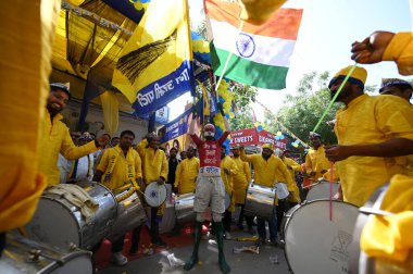 NEW DELHI, INDIA - APRIL 30, 2024: Lok Sabha Seçimleri için Güney Delhi 'den AAP adayı, Sahiram Pehalwan Okhla' daki Seçimler için adaylık belgelerini doldurmadan önce Roadshow sırasında görüldü. 