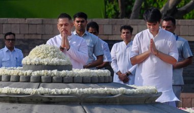 NEW DELHI, INDIA - 21 Mayıs: Robert Vadra ve oğlu Raihan Vadra, Rajghat 'ın Vir Bhumi, Rajghat kentinde düzenlenen Rajiv Gandi Şehitliği' nin 33. yıldönümü anma töreninde eski Başbakan Rajiv Gandhi 'ye saygılarını sundular. 